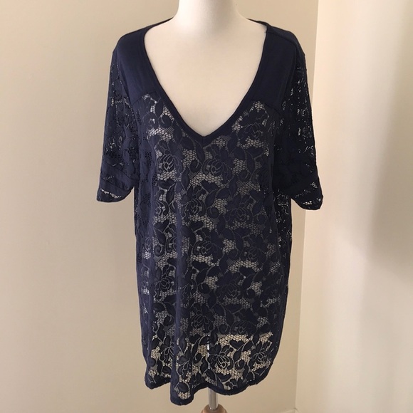 TORRID Size 2 navy lace Short Sleeve V-Neck top - Picture 1 of 9